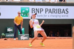 Iga Swiatek renverse Elena Rybakina et rejoint Elina Svitolina en quarts de finale de Roland-Garros