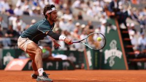 Il craque et envoie sa balle dans le cou d’une juge de ligne: le pétage de plomb d’un joueur à Roland-Garros