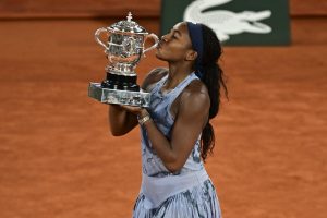 « Il est vraiment plus petit » : Coco Gauff montre à quoi ressemble vraiment son trophée remis après son sacre à Roland-Garros