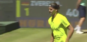 Insolite, Vidéos, ATP – Halle > Incapable de se retenir, Zverev fonce aux toilettes au milieu d&rsquo;un jeu