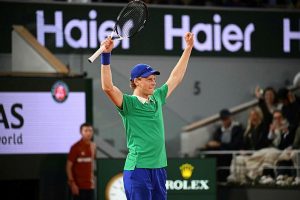 « J&rsquo;ai beaucoup appris de lui » : Jannik Sinner après sa victoire face à Novak Djokovic en demi-finales de Roland-Garros