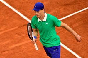 Jannik Sinner étouffe Novak Djokovic et rejoint Carlos Alcaraz pour une finale de rêve