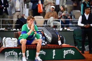 « Je ne peux pas passer mon temps à pleurer, je vais avancer » : Jannik Sinner lucide après sa défaite en finale de Roland-Garros face à Carlos Alcaraz