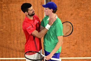 « Le tennis a encore besoin de lui », les mots de Sinner pour Djokovic après leur affrontement à Roland-Garros