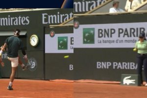 Lorenzo Musetti dégoupille et frôle le visage d&rsquo;une juge de ligne en frappant une balle du pied à Roland-Garros