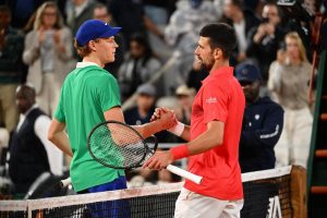 Malgré une belle résistance de Novak Djokovic, Jannik Sinner rejoint Carlos Alcaraz en finale de Roland-Garros