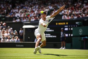 Malmené, Alcaraz s’en sort en cinq sets contre Fognini au premier tour de Wimbledon