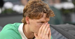 Roland Garros > Greg Rusedski sur Jannik Sinner : « Il y a un problème. Je l&rsquo;ai observé lors de son discours après sa défaite contre Alcaraz en finale et il n&rsquo;avait pas l&rsquo;air fatigué »