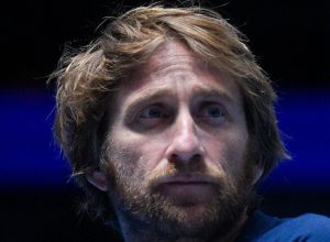Roland Garros > Cervara (coach de Medvedev) sur la finale entre Alcaraz et Sinner : « C&rsquo;est comme sur l&rsquo;autoroute quand tu as un &lsquo;con&rsquo; qui roule à 200 km/h, puis a 120 puis à 200, puis à 120 et que toi, tu roules tout le long à 130… »