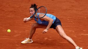 Roland-Garros : « Elle lifte plus que Novak Djokovic », « Le plus gros tour par minute du circuit féminin »… Loïs Boisson, les coulisses d’un jeu percutant