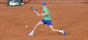 Roland Garros > Fabrice Santoro, pendant le match entre Sinner et Rublev : « Ce soir, c&rsquo;est un peu le maître et son élève. C&rsquo;est extraordinaire de voir une telle différence de niveau »
