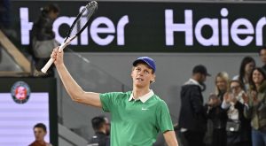 Roland Garros > Marion Bartoli sur Jannik Sinner, vainqueur de Novak Djokovic : « Il y a quelque chose qui me bluffe vraiment chez lui. Non seulement il gagne mais il progresse, il continue de s&rsquo;améliorer »
