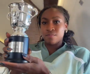 Roland Garros, Vidéos > Coco Gauff, vainqueur à Roland-Garros, tombe de dix étages : « Pour référence, ceci c&rsquo;est une bouteille de Perrier, et ça, c&rsquo;est un verre. C&rsquo;est dire à quel point il est petit… »