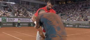 Roland Garros, Vidéos > Fabrice Santoro pendant le match entre Djokovic et Misolic : « Quand on commence à laver les mains de son adversaire, c&rsquo;est qu&rsquo;on se sent légèrement en maîtrise »
