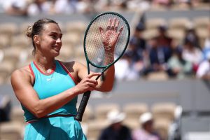 Roland-Garros : la numéro 1 mondiale Aryna Sabalenka première qualifiée en demi-finales
