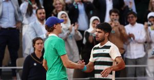 Sinner s&rsquo;incline mais creuse l&rsquo;écart sur Alcaraz