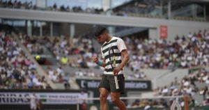 Tennis – Roland-Garros Carlos Alcaraz vient à bout de Ben Shelton en 3h20 et se qualifie pour les quarts