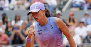 Tennis – Roland-Garros (F) : Swiatek s&rsquo;en sort en trois sets