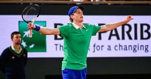 Tennis – Roland-Garros (H) : Sinner écarte Djokovic en trois sets et rejoint Alcaraz en finale
