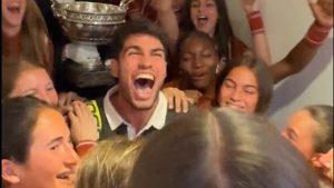 VIDEO. Finale Alcaraz-Sinner à Roland-Garros : « PURE JOIE ! » La grosse fête de Carlos Alcaraz avec… des ramasseuses de balles après sa victoire