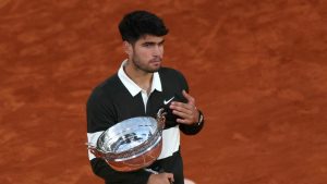 VIDEO. Finale Alcaraz-Sinner à Roland-Garros : gros couac, Carlos Alcaraz n’a pas pu présenter le trophée aux fans ce lundi place de la Concorde
