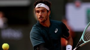 VIDEO. Roland-Garros : « C’est grave ! » Le geste violent et polémique de Lorenzo Musetti aurait-il dû entraîner sa disqualification ?