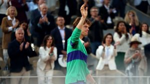 VIDEO. Roland-Garros : pourquoi Jannik Sinner augmente son avance sur Carlos Alcaraz au classement mondial… alors qu’il a perdu la finale !