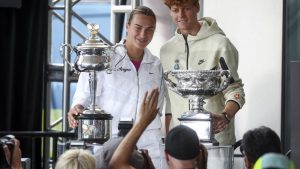 VIDEO. Tennis : le et la meilleure joueuse du monde s’entraînent ensemble à Wimbledon et la numéro 1 mondiale Aryna Sabalenka bat Jannik Sinner