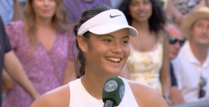 Wimbledon > Raducanu au public après sa victoire au premier tour : « J&rsquo;ai vu un bouchon de champagne voler sur le court. Je suis ravie que vous passiez un bon moment. Santé ! »