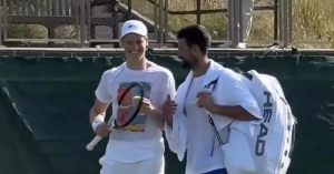 Wimbledon, Vidéos > La belle complicité entre Novak Djokovic et Jannik Sinner à l&rsquo;entraînement