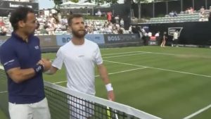 la poignée de main très tendue entre Fognini et Moutet à Stuttgart