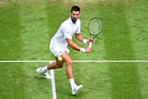 100e victoire à Wimbledon pour Novak Djokovic qui domine Miomir Kecmanovic et rejoint les huitièmes