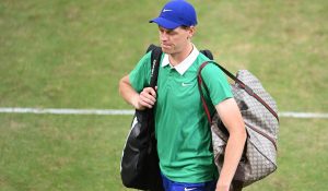 Alors qu’il avait annulé son entraînement, Sinner a finalement joué en indoor