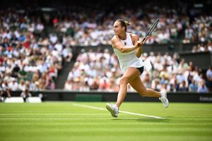 Aryna Sabalenka a souffert contre Marie Bouzkova mais rallie le troisième tour de Wimbledon