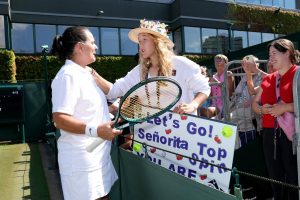 Avec chapeau et pancarte, Mirra Andreeva à fond derrière sa coach Conchita Martinez dans le tournoi des légendes de Wimbledon