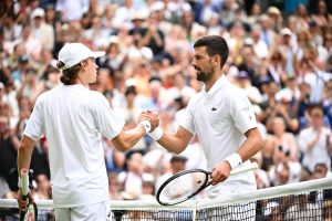 Bousculé par Alex De Minaur, Novak Djokovic se qualifie pour les quarts de finale