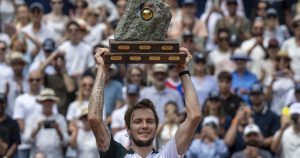 Bublik sacré pour la première fois sur terre battue – rts.ch