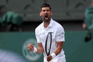 Dans la douleur, Djokovic se qualifie pour son 16e quart de finale à Wimbledon