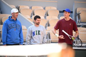 Darren Cahill devrait rester l&rsquo;entraîneur de Jannik Sinner en 2026