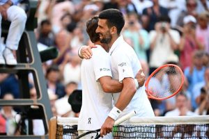 Djokovic, qualifié pour sa 14e demi-finale à Wimbledon : « je suis très satisfait à 38 ans de bouger comme je le fais »
