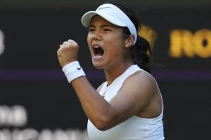 Emma Raducanu cueille Marketa Vondrousova, sacrée à Wimbledon en 2023, et rejoint Aryna Sabalenka au troisième tour à Wimbledon