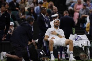 En larmes, Grigor Dimitrov contraint à l&rsquo;abandon alors qu&rsquo;il menait deux sets à rien contre Jannik Sinner en 8es de Wimbledon