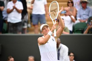 Iga Swiatek réussit son entrée en écartant aisément  Polina Kudermetova