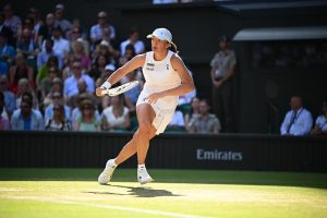 Iga Swiatek surclasse Belinda Bencic et disputera sa première finale à Wimbledon contre Amanda Anisimova