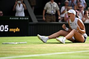 Iga Swiatek titrée en infligeant un terrible 6-0, 6-0 à Amanda Anisimova en finale