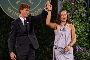Jannik Sinner et Iga Swiatek partagent une danse lors de la cérémonie de clôture de Wimbledon