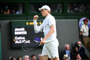 Jannik Sinner renverse Carlos Alcaraz et remporte son premier Wimbledon