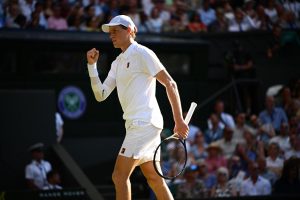 Jannik Sinner terrasse Novak Djokovic et rejoint Carlos Alcaraz en finale de Wimbledon