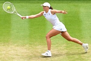 « Je ne suis pas du genre à dire cette année, je vais gagner » : Iga Swiatek sereine face aux attentes qui l&rsquo;entourent à Wimbledon