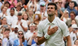 « Je réfléchirai à ce que j&rsquo;ai traversé quand je siroterai des margaritas sur la plage avec Federer et Nadal », Djokovic plaisante après sa 99ᵉ victoire à Wimbledon